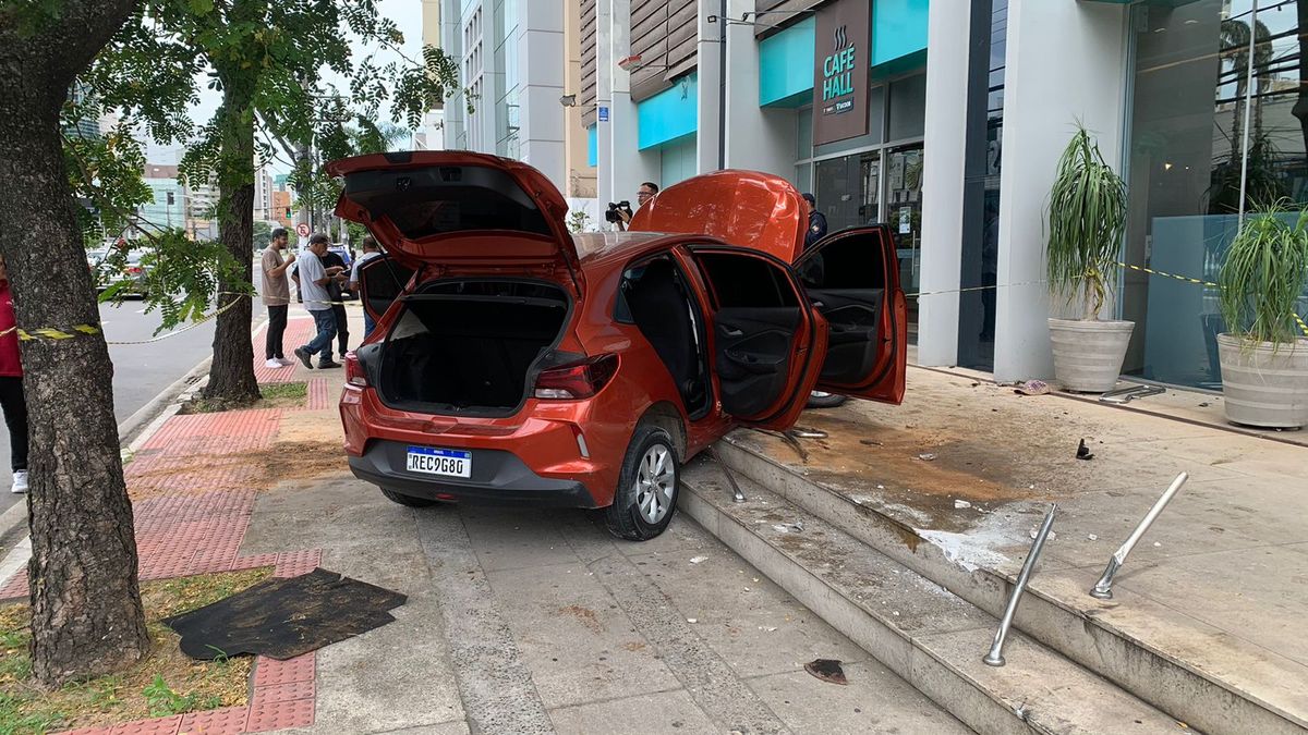 Carro ficou batido após perseguição que terminou na Reta da Penha, em Vitória por Tarciane Vasconcelos