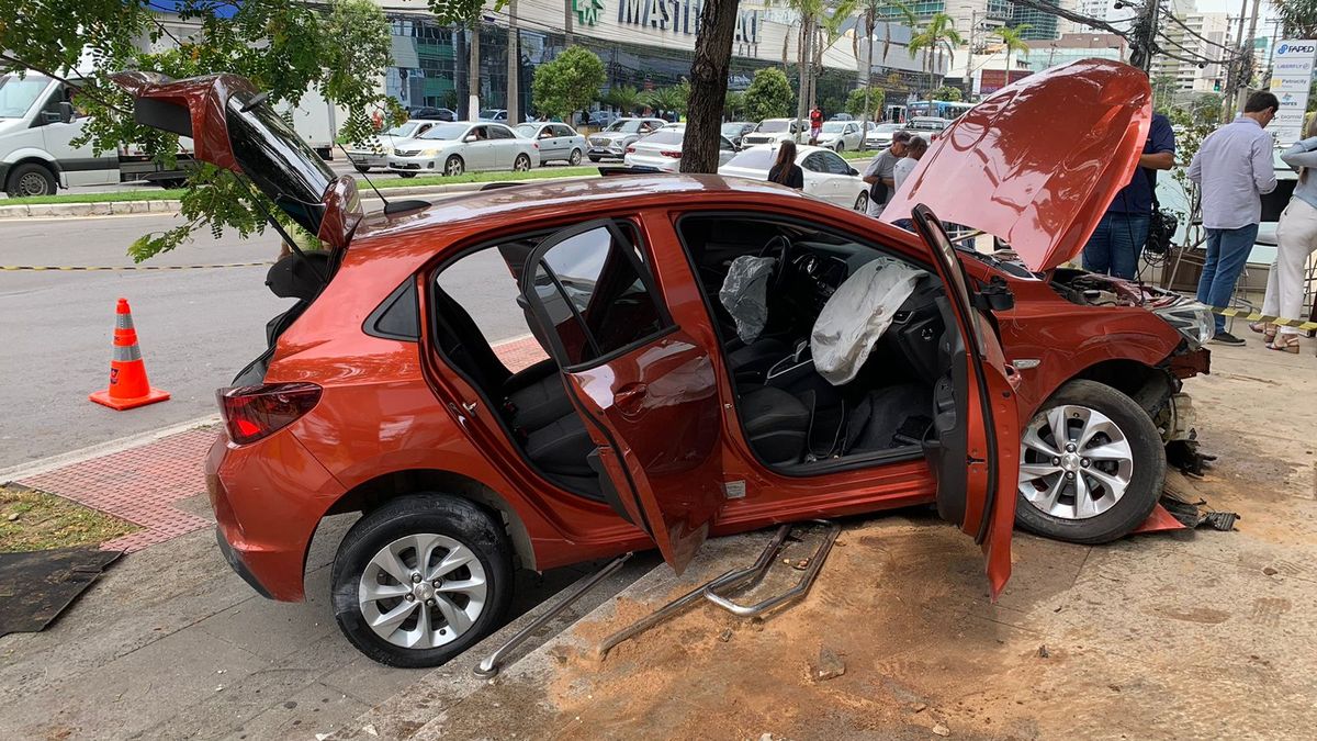 Carro ficou batido após perseguição que terminou na Reta da Penha, em Vitória por Tarciane Vasconcelos