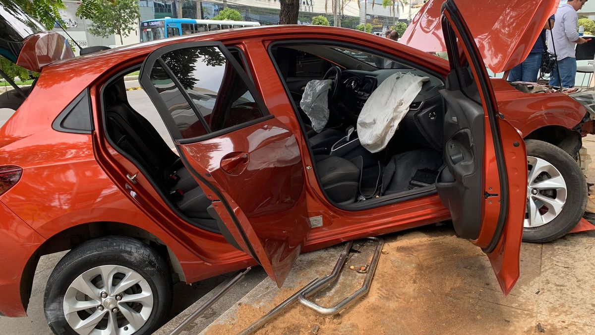 Carro ficou batido após perseguição que terminou na Reta da Penha, em Vitória por Tarciane Vasconcelos