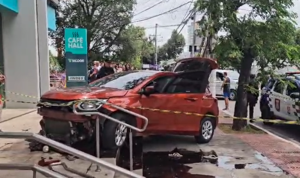 Carro vai parar na calçada após acidente na Reta da Penha, em Vitória por Cris Dockhorn
