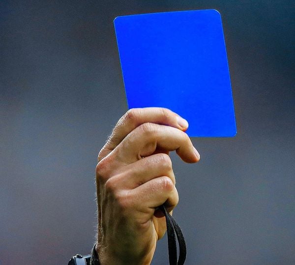 Cartão azul tem como objetivo reduzir as faltas táticas e as reclamações no futebol