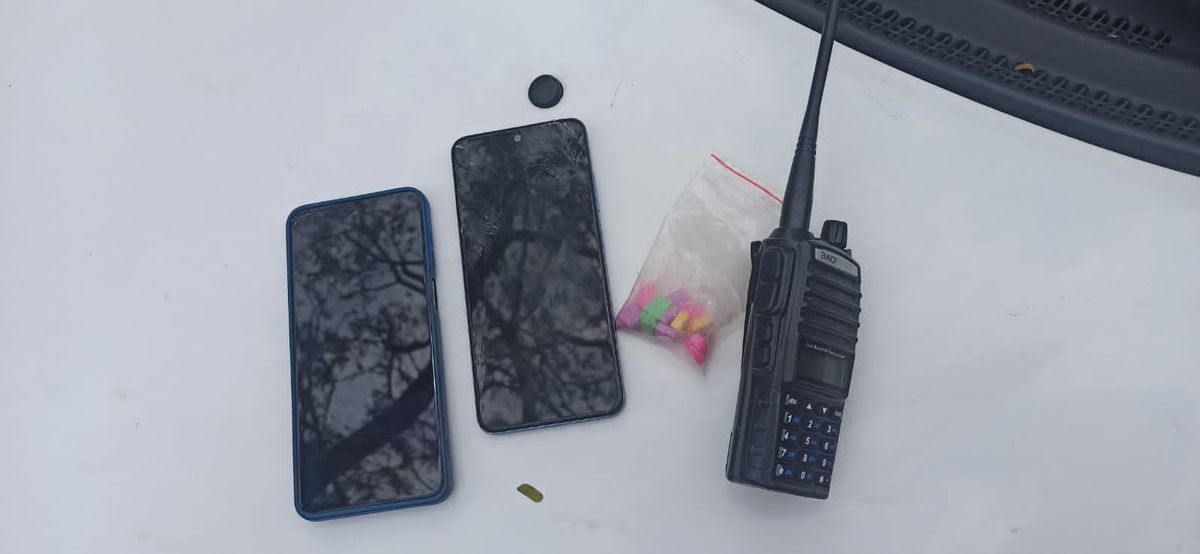 Celulares e ecstasy apreendidos com jovens após perseguição em Vitória