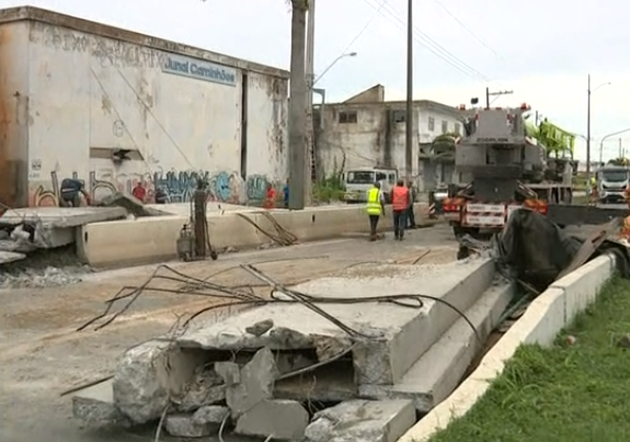 Destroços da queda de passarela na BR 101 em Linhares