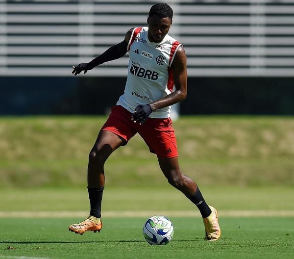 Jhonata Ventura treinando no Flamengo anos após a tragédia