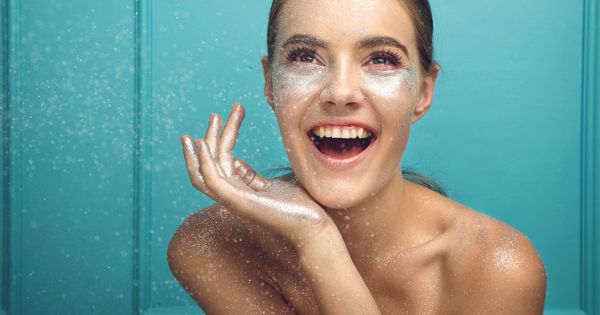 Esfregar a pele com glitter pode causar irritação e lesões na pele do rosto. Dermatologistas explicam a  melhor maneira de retirar o produto do corpo