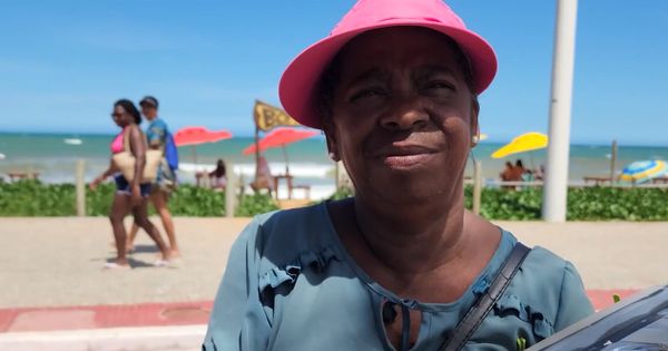 Nilsa Santana, de 60 anos, acorda de madrugada, todos os dias, para produzir os quitutes que vende na praia da Serra