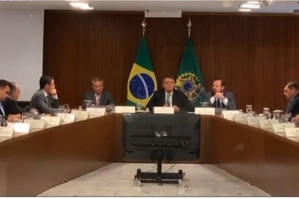 Imagem do vídeo de reunião em que o então presidente Jair Bolsonaro (PL) convoca seus ministros a fazerem 