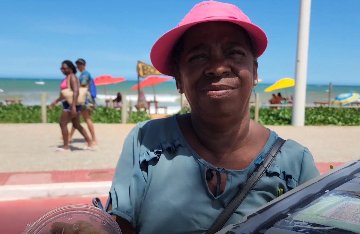 Nilsa Santana, de 60 anos, acorda de madrugada, todos os dias, para produzir os quitutes que vende na praia da Serra