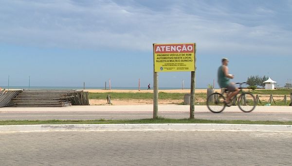 Placa alertando som alto na orla da praia Central de Marataizes