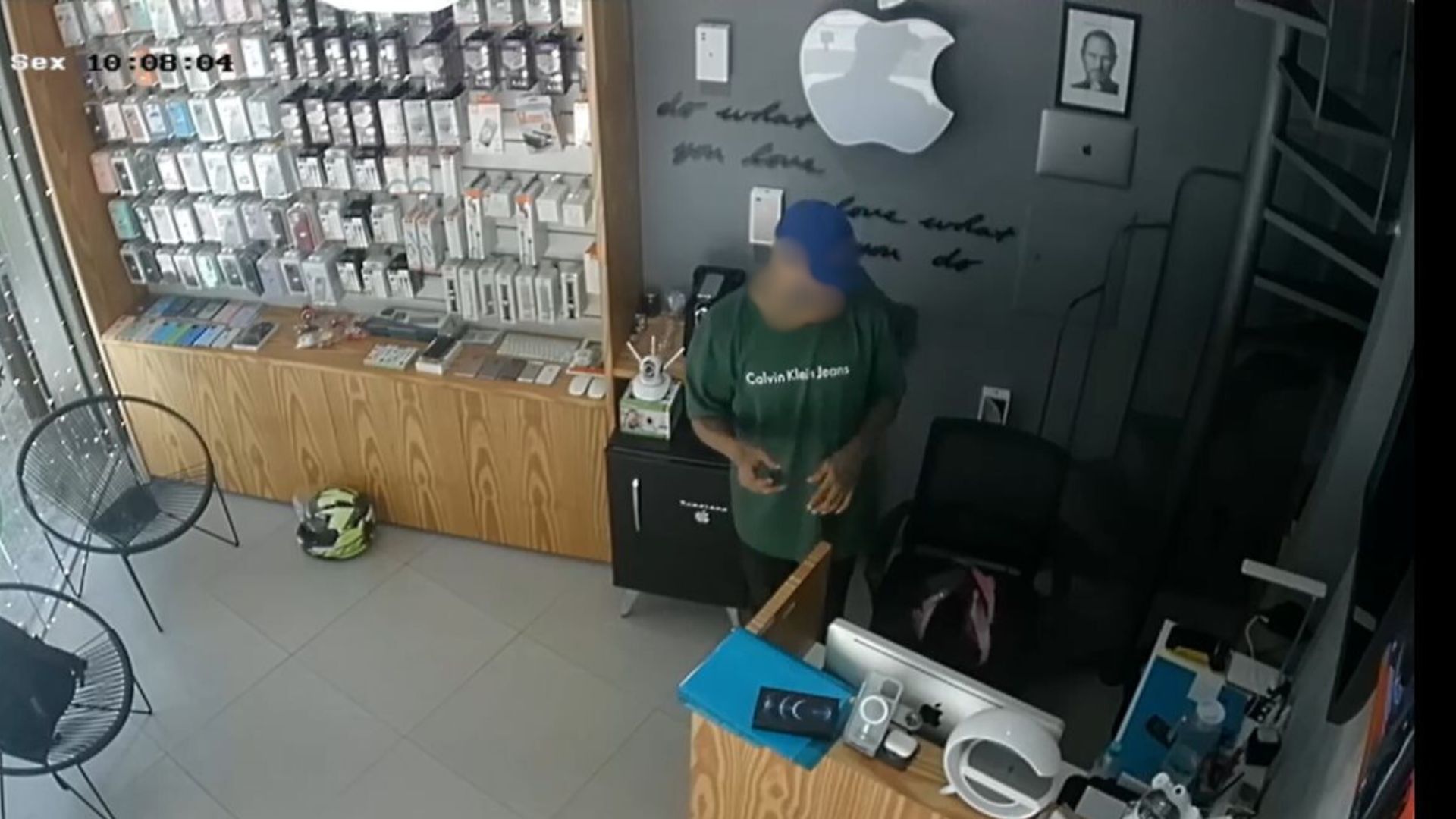 Criminosos roubaram aparelhos iPhone e obrigaram funcionária a fazer Pix, na manhã de sexta (9). Segundo o dono, loja já foi assaltada outras vezes