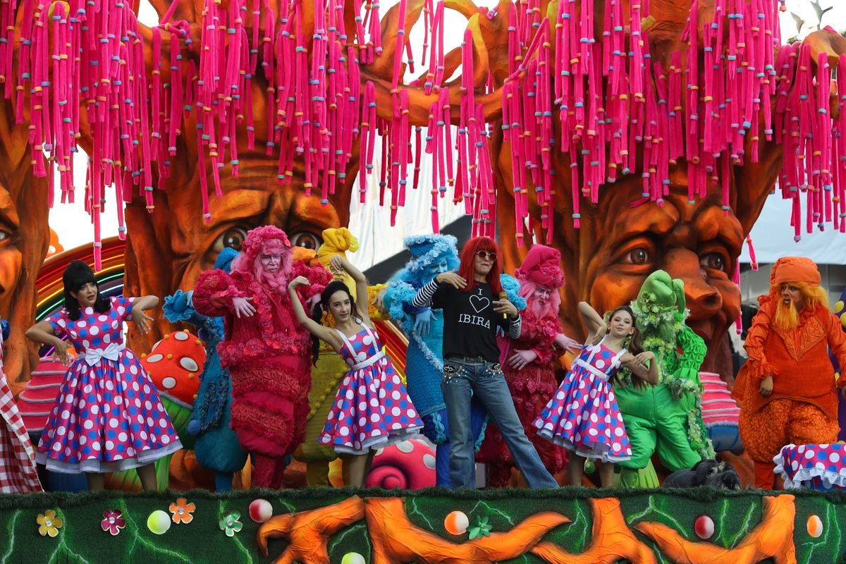 Rosas de Ouro durante desfile das escolas de samba do de São Paulo, no Sambódromo do Anhembi