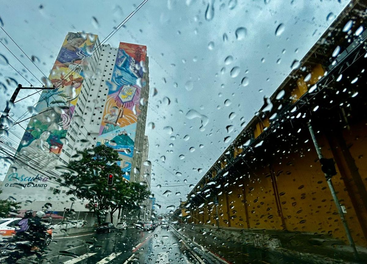 Sábado de carnaval começa com chuva em Vitória