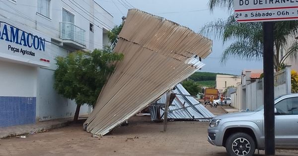 Não há relatos de pessoas feridas com a queda da estrutura. A Prefeitura de Pinheiros  informou que foi consequência de um vento forte isolado durante chuva