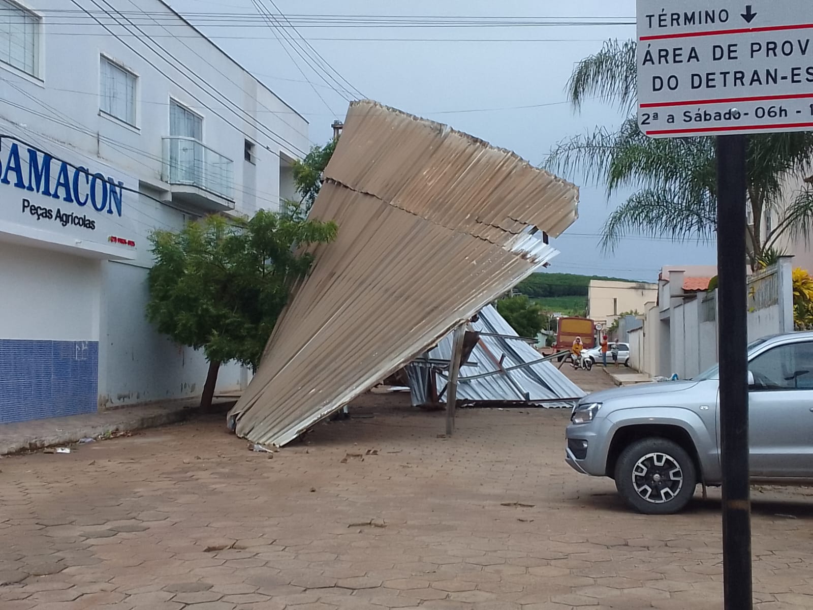 Não há relatos de pessoas feridas com a queda da estrutura. A Prefeitura de Pinheiros  informou que foi consequência de um vento forte isolado durante chuva