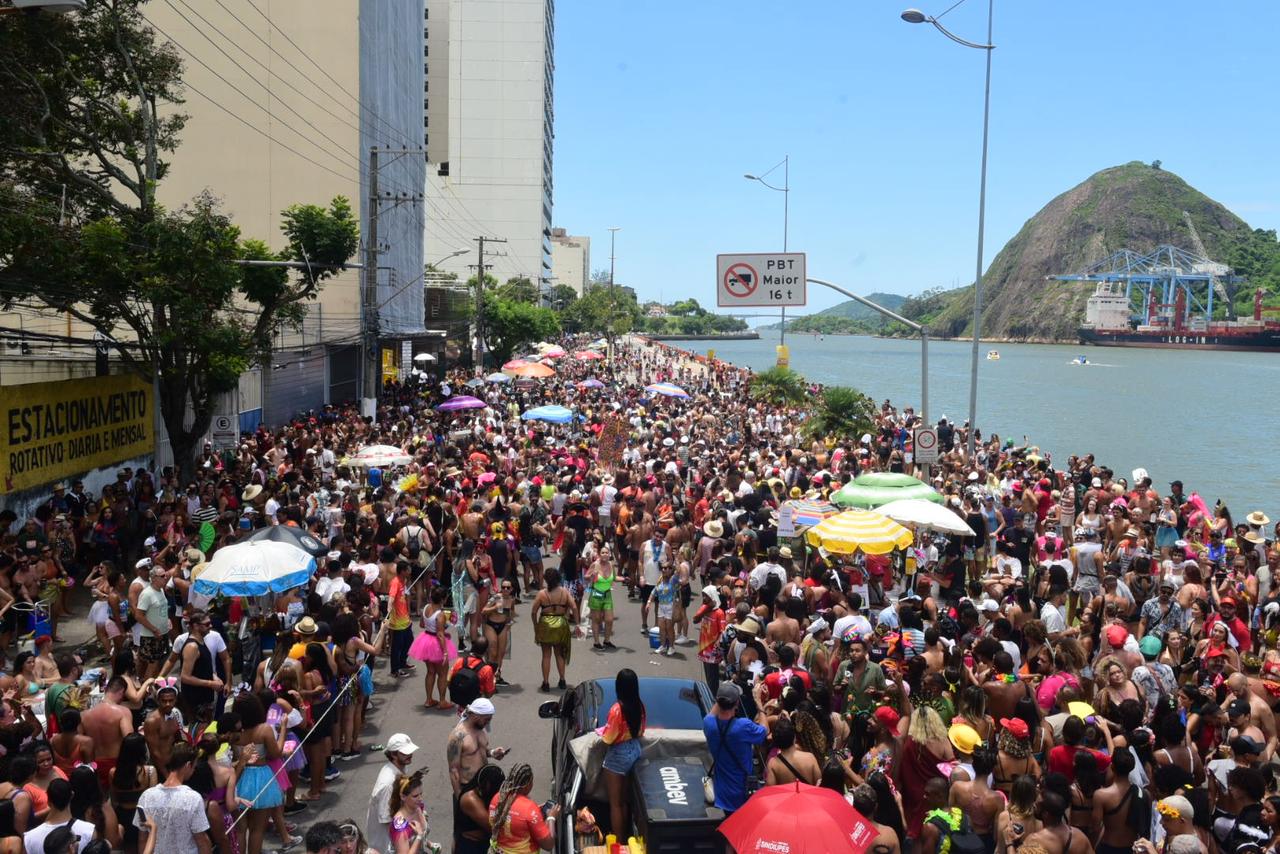 Somente o Regional da Nair arrastou 120 mil foliões para a Beira-Mar neste domingo de carnaval