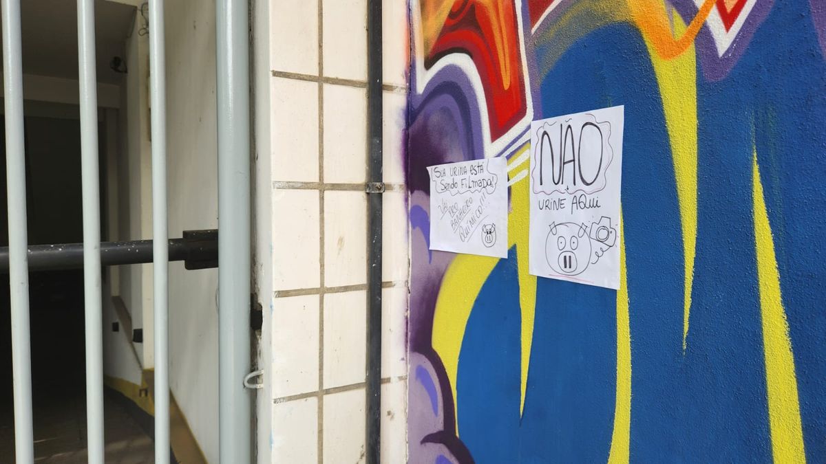 "Vai para o banheiro químico", diz aviso contra xixi na rua por Ricardo Medeiros