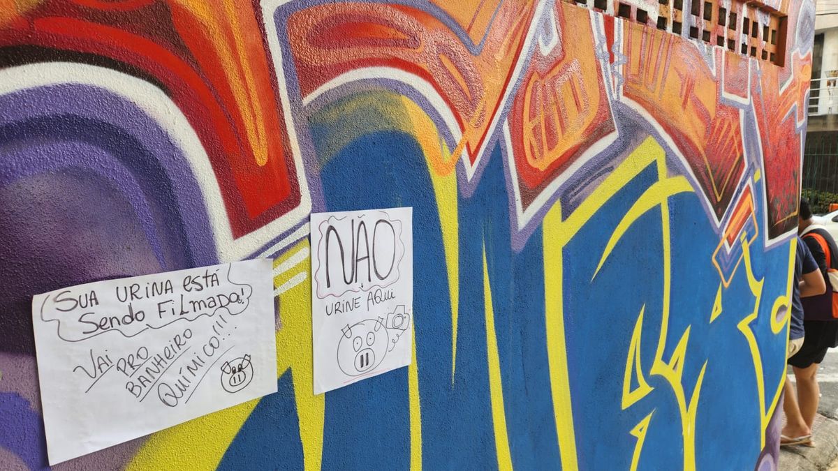 "Vai para o banheiro químico", diz aviso contra xixi na rua por Ricardo Medeiros