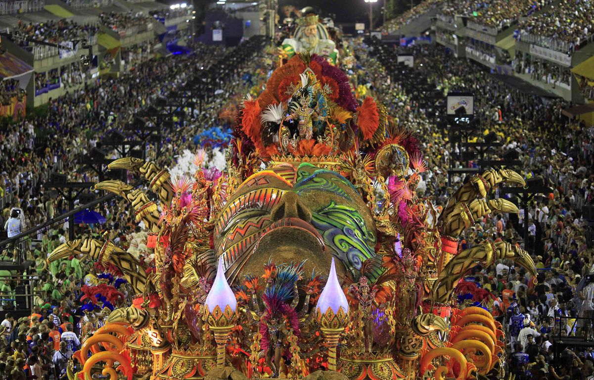 A escola de samba Beija-Flor durante desfile no Sambódromo da Marquês de Sapucaí­, no Rio de Janeiro 
