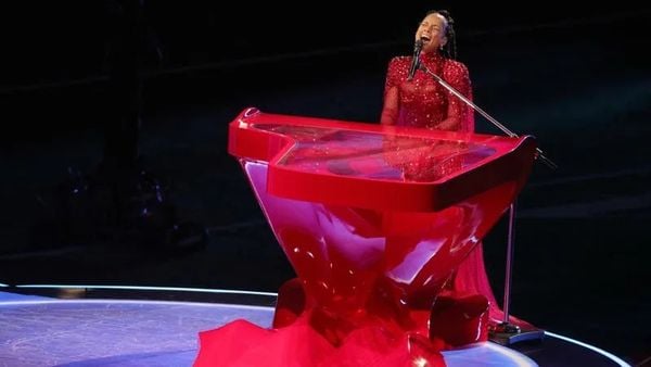 Alicia Keys durante performance no intervalo do Super Bowl, como convidada de Usher