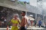 Carro-pipa joga água em foliões no Centro de Vitória(Vitor Jubini)