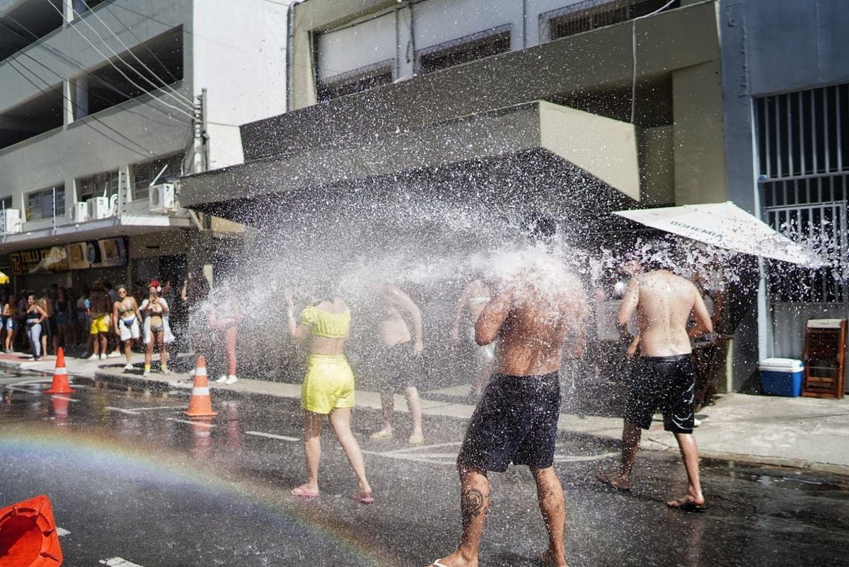 Carro-pipa joga água em foliões no Centro de Vitória por Vitor Jubini