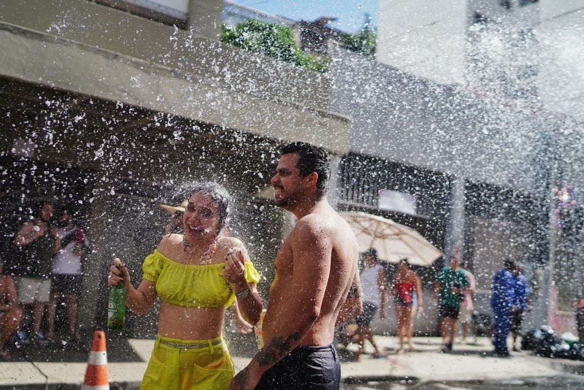 Carro-pipa joga água em foliões no Centro de Vitória por Vitor Jubini