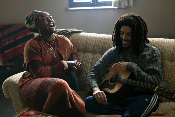 Lashana Lynch e Kingsley Ben-Adir em cena de 'Bob Marley: One Love'