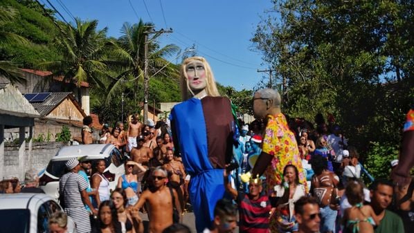 Bloco de Vila Velha teve ruas abarrotadas, famílias na varanda e música boa, além dos tradicionais bonecos inspirados no Carnaval de Olinda