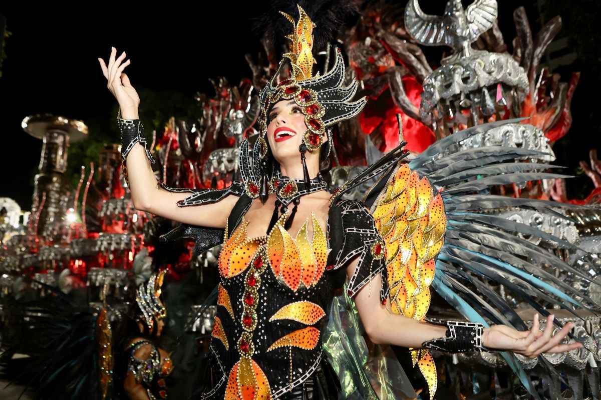 A capixaba Mia Mamede como musa da Vila Isabel no Carnaval do Rio