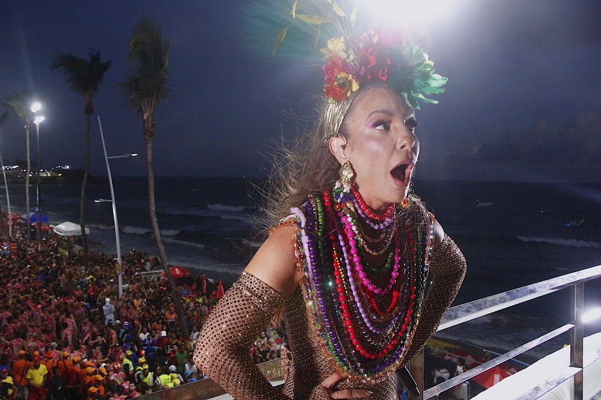 Ivete Sangalo, durante apresentação no circuito Barra-Ondina, em Salvador, na segunda-feira (12) de carnaval