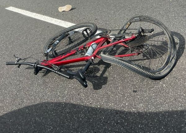 Bicicleta ficou destruída após acidente na Barra do Jucu