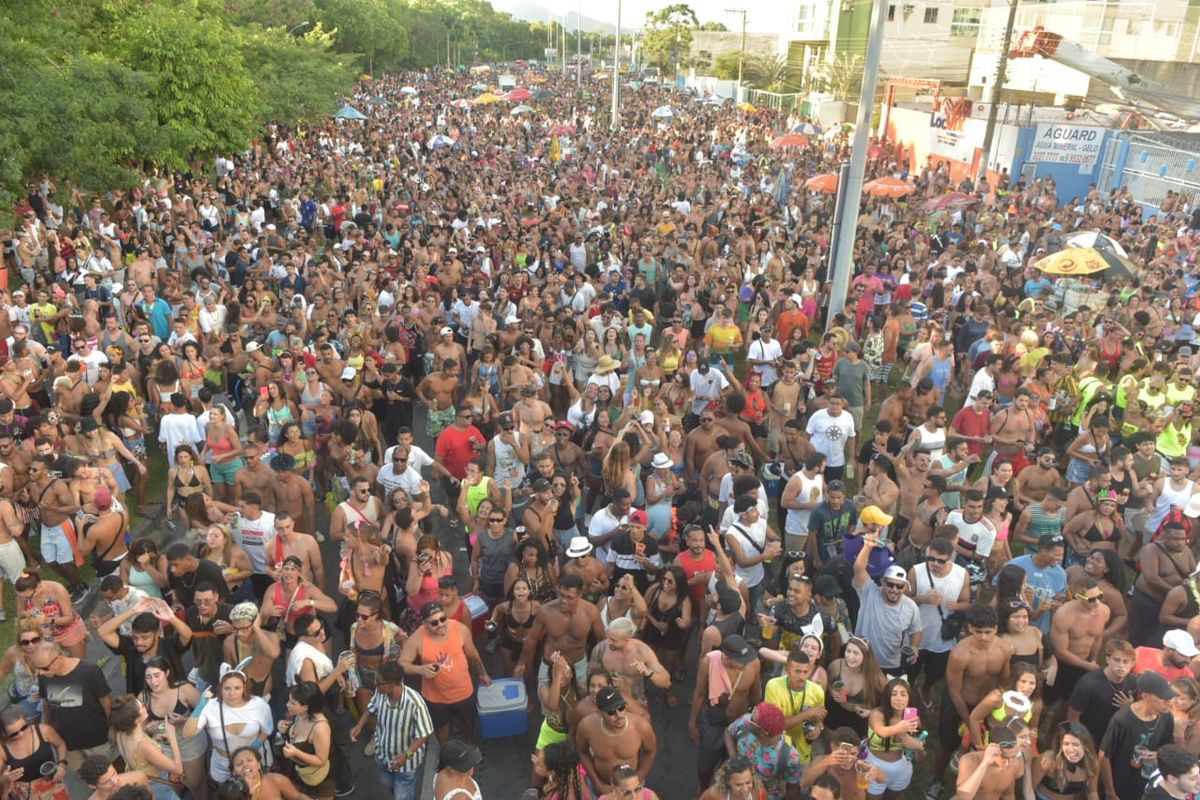 Bloco Kustelão arrasta multidão em Jardim Camburi neste sábado (25)