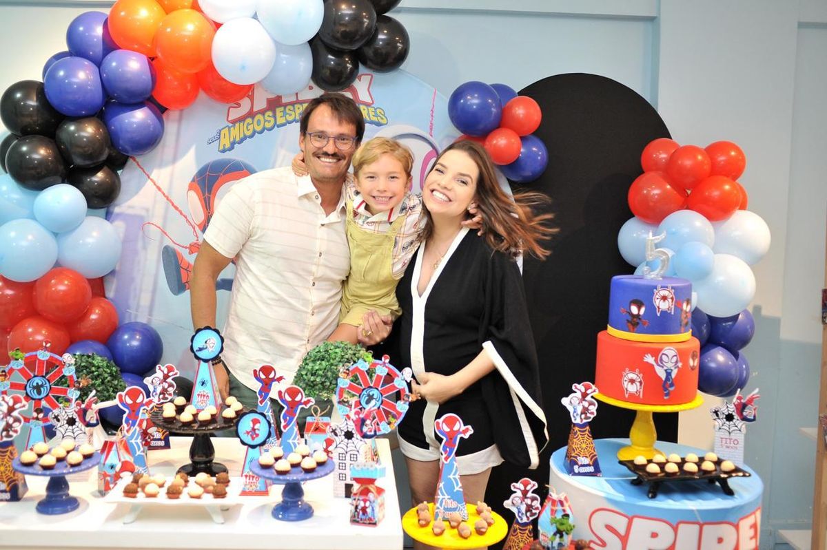 Empresário do setor financeiro, José Carlos Buffon Jr. recebeu amigos, junto com a sua Poliane, para celebrar os 5 anos do filho do casal, Tito Buffon