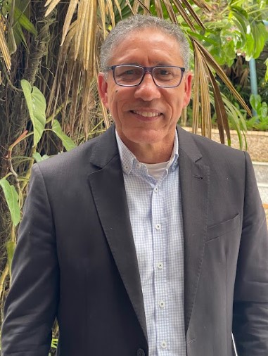 Pastor Adaiso Fernandes Almeida está na ICM há 35 anos e há quase três décadas concilia as atividades de advogado, contador e auditor da Receita Estadual com as de pastor
