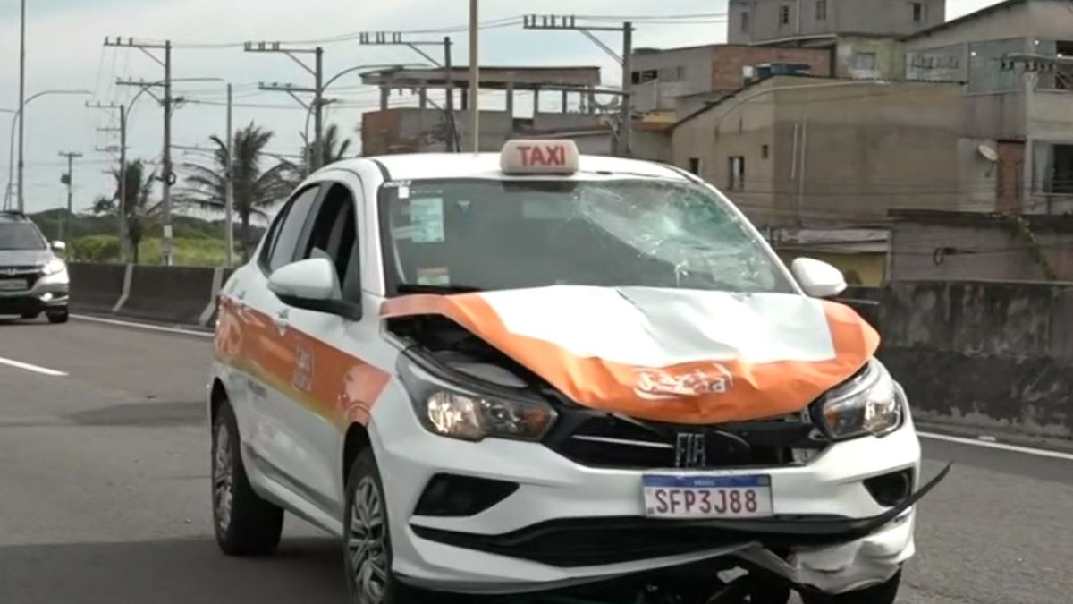 Situação em que ficou o táxi após atropelar vítima na Rodovia do Sol