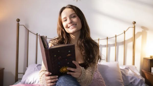 Na trama, a estrela teen vive uma garota que recebe de presente um livro mágico. A publicação promete tornar realidade qualquer previsão astrológica