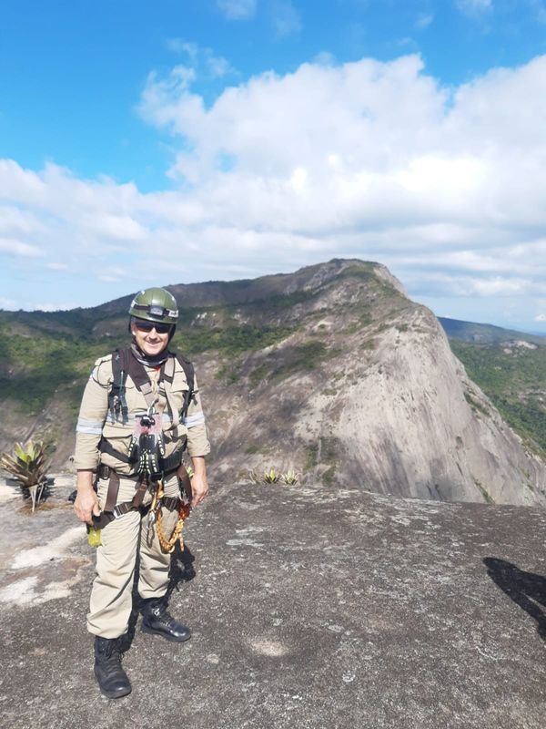Antes de entrar no Corpo de Bombeiros Militar, o pastor Elias Teodoro Beltrame já atuava como voluntário na brigada de incêndio da ICM