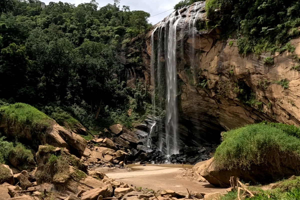 Cachoeira Alta impressiona turistas pela beleza no Sul do Estado