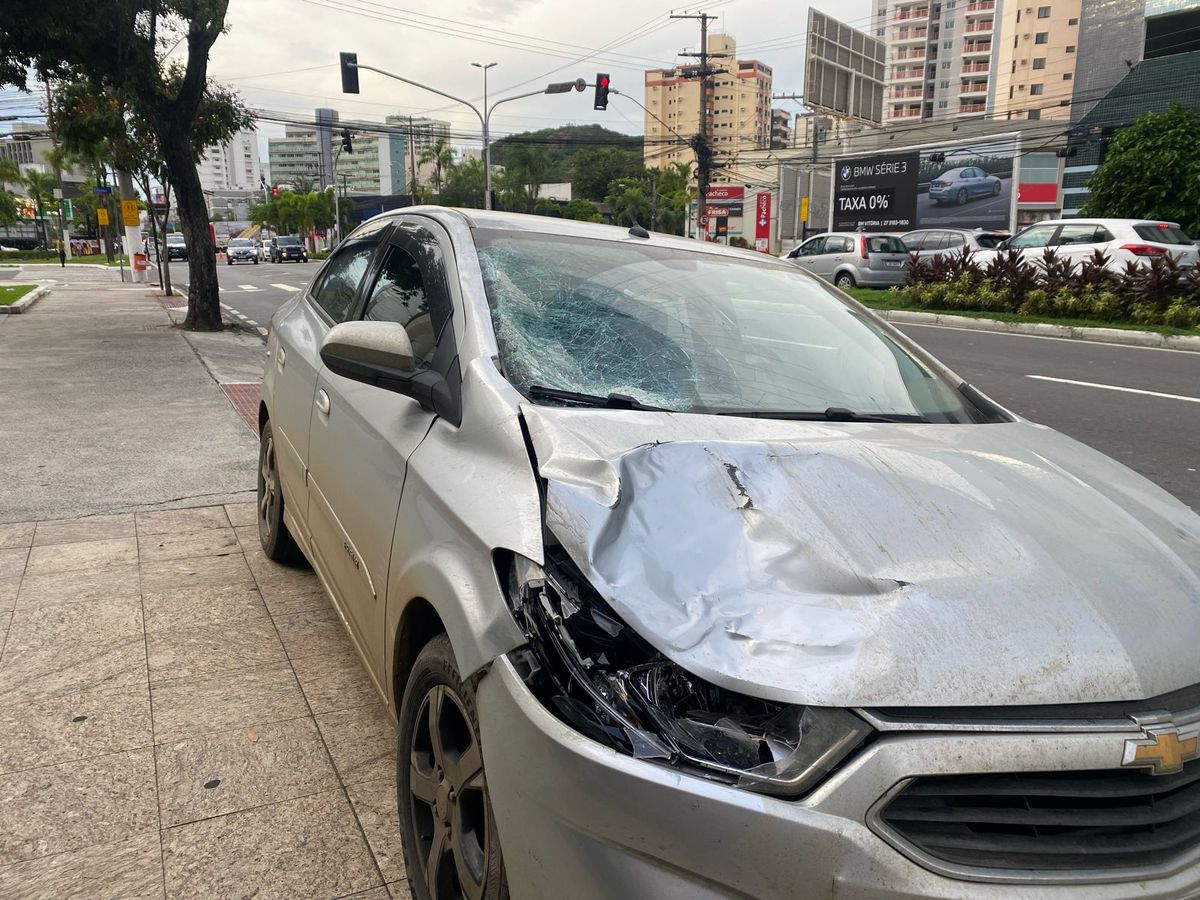 Carro envolvido no atropelamento que resultou na morte de homem na Reta da Penha