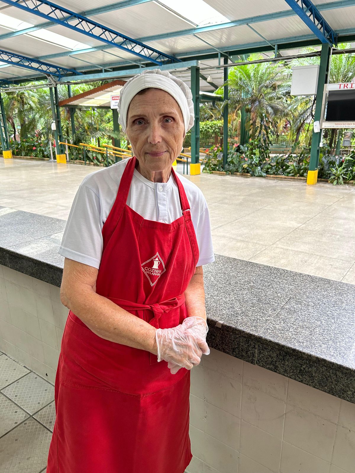Cleuza Duke é voluntária na cozinha