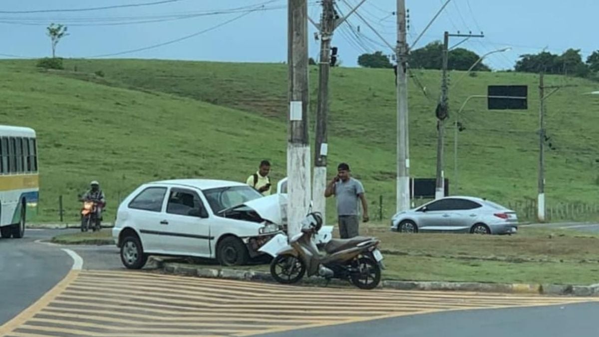 Motorista é socorrido após carro bater em poste em Itapemirim