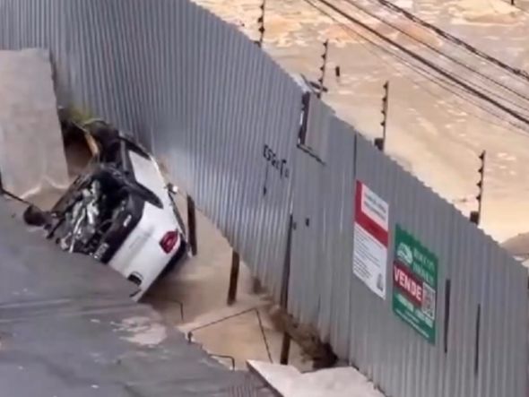 Carro caiu em vala provocada pela chuva em Guarapari por Sandro Toledo | Tatyane Lima Sena