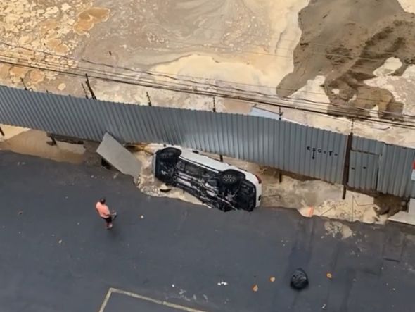 Carro caiu em vala provocada pela chuva em Guarapari por Sandro Toledo | Tatyane Lima Sena