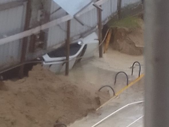 Local onde carro caiu na Praia do Morro, em Guarapari por Leitor | A Gazeta