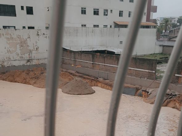 Local onde carro caiu na Praia do Morro, em Guarapari por Leitor | A Gazeta