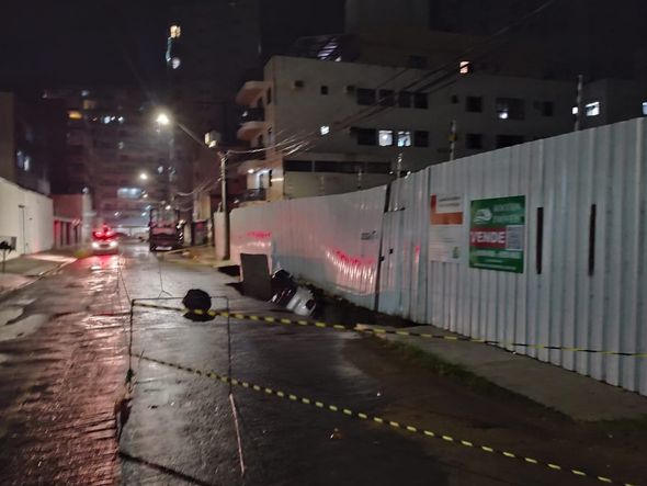 Local onde carro caiu na Praia do Morro, em Guarapari por Leitor | A Gazeta