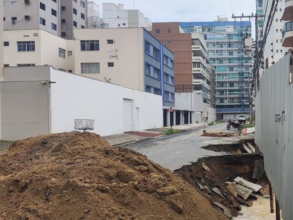 Vala onde carro caiu na Praia do Morro, em Guarapari por Roberto Pratti