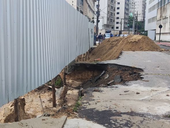 Vala onde carro caiu na Praia do Morro, em Guarapari por Roberto Pratti