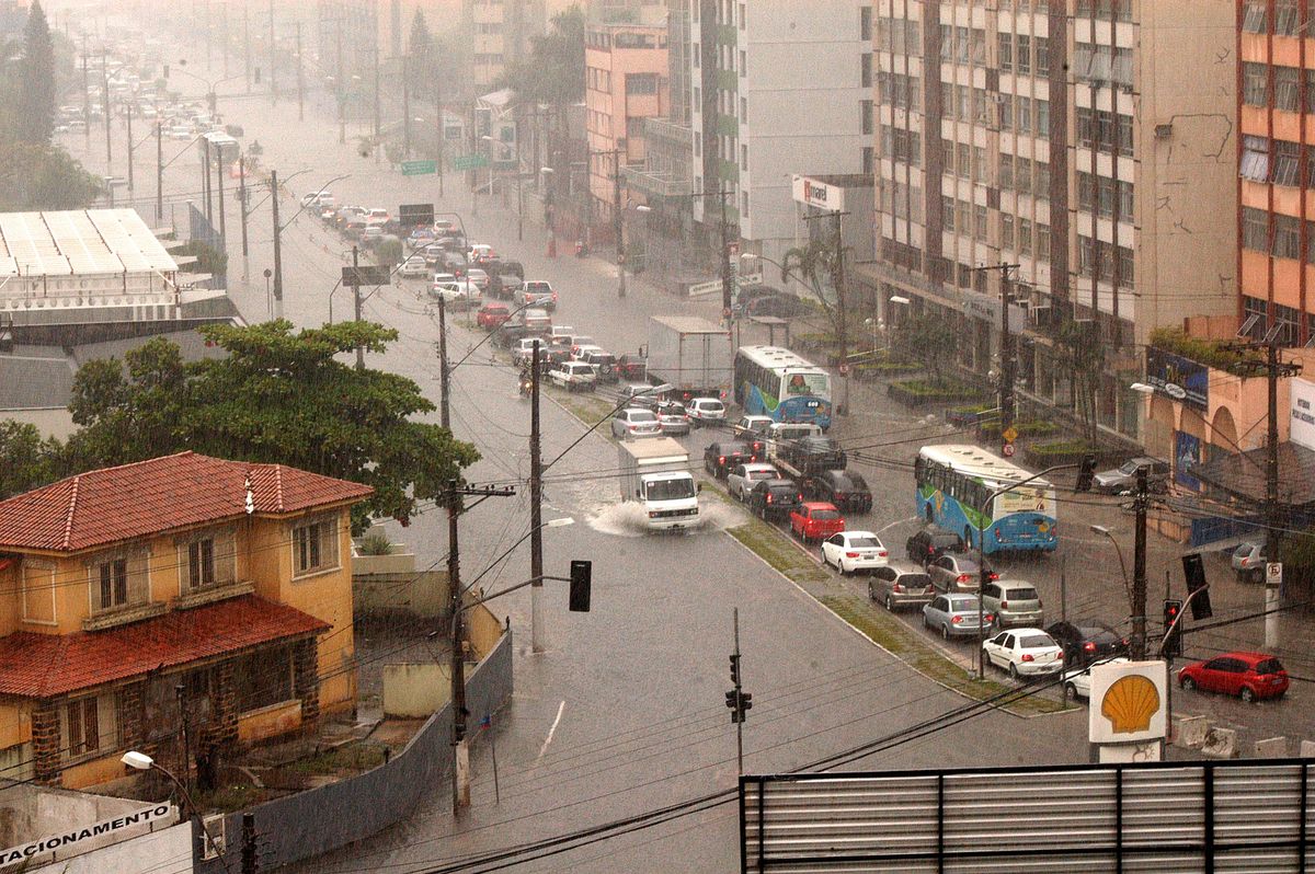 Alagamento registrado em 07/11/2012 - Avenida Cezar Hilal por Marcos Fernandez