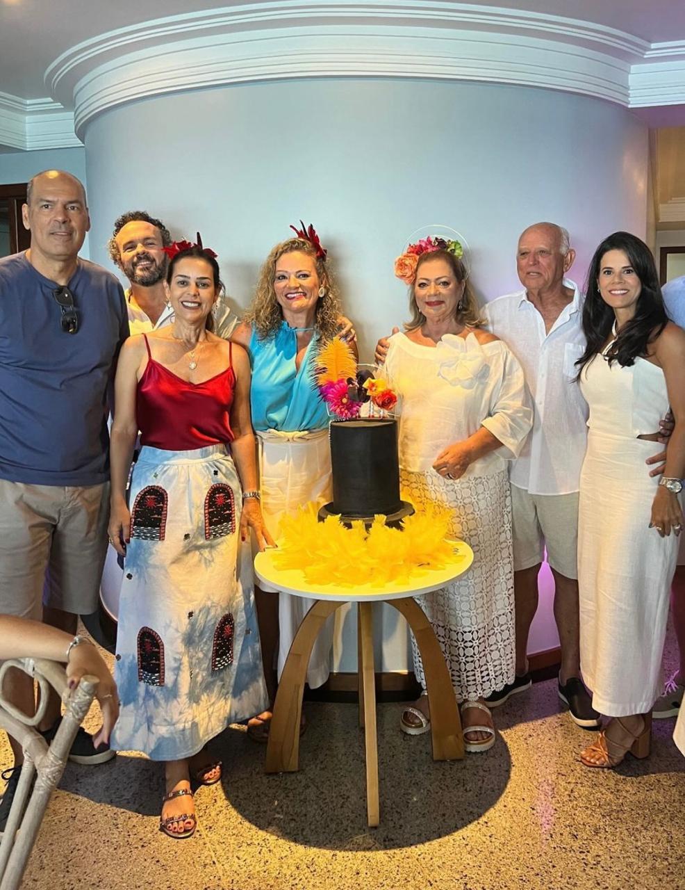 A aniversariante reuniu a família e amigos em seu apartamento na Praia das Virtudes para comemorar seus 79 anos